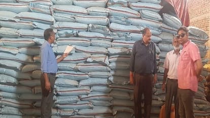 Aligarh News: 46 स्थानों पर छापेमारी, 17 नमूने भरे, दो खाद-कीटनाशक दुकानों के लाइसेंस निलंबित License of two fertilizer-pesticide shops suspended