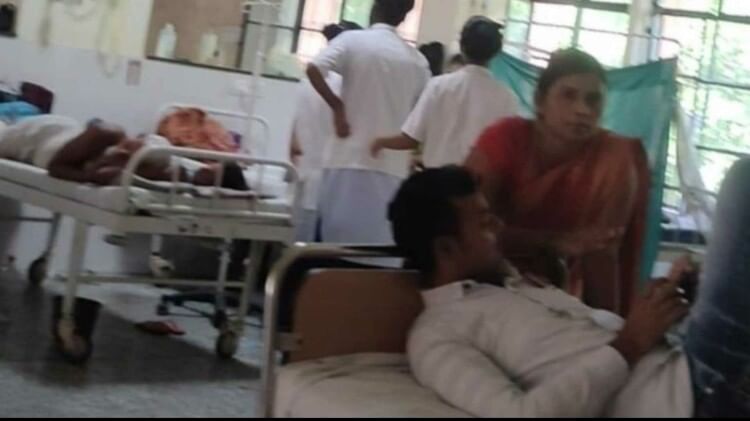 BRD Gorakhpur: जो मरीज आग से बचे, उनकी सड़क पर गुजारी पूरी रात; सुबह मिला बेड