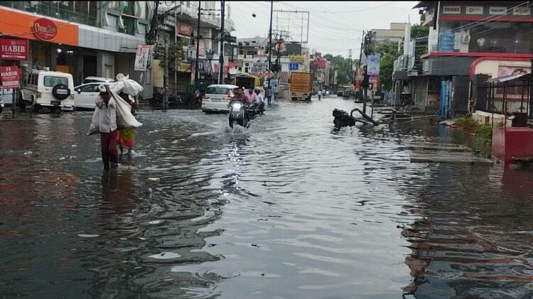 Gorakhpur Monsoon: दिन भर धूप ने तपाया, आधी रात से रूक-रूक कर हो रही बारिश; शहर में जलजमाव