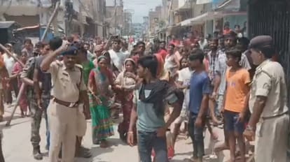 Bihar: ताजिया जुलूस के दौरान बम फोड़ने से दूसरे समुदाय की लड़की हुई घायल; गुस्साए लोगों ने जमकर किया हंगामा Hindu girl got injured due to bursting of crackers during Tazia procession in Bhagalpur; people created ruckus
