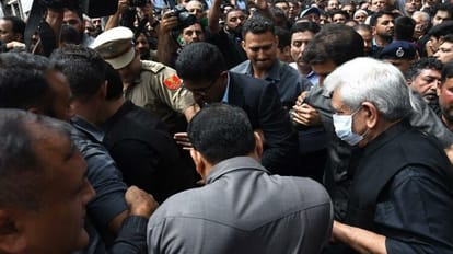 जम्मू-कश्मीर: श्रीनगर में मुहर्रम जुलूस में पहली बार 35 साल बाद एलजी सिन्हा हुए शामिल, लोगों को कराया जलपान jammu kashmir: JK LG joins Muharram procession on Ashura Srinagar