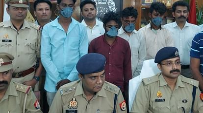 Police arrested a group who looted jwellery of women in Lucknow.