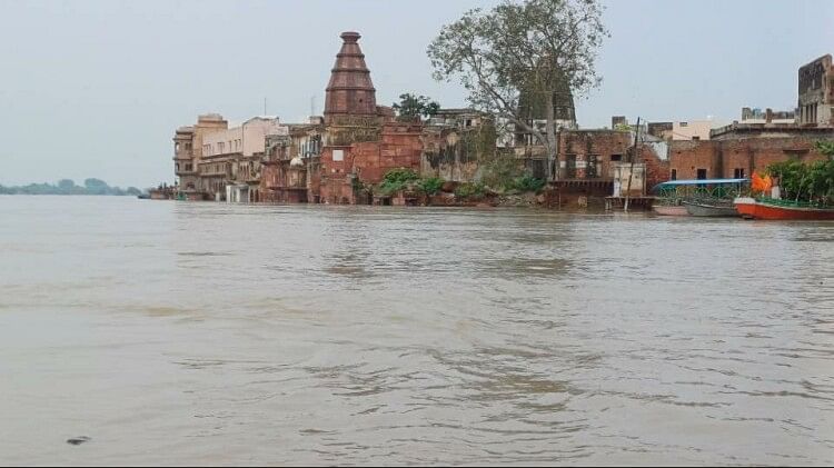 Mathura: नहाते समय यमुना में डूब गई युवती, स्थानीय गोताखोरों की मदद से तलाश जारी; घर में मची चीख पुकार