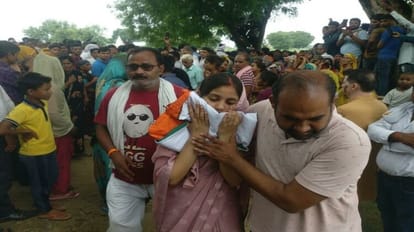 Hathras News: हादसे में वायु सैनिक का निधन, अंतिम संस्कार से पहले पत्नी को जब सौंपा तिरंगा, भर आंर्ईं आंखें airman died in accident