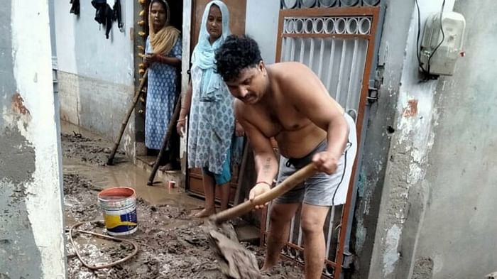 Uttarakhand Weather News Cloudburst in Nainital Okhaldhunga damage due to water and debris entering houses