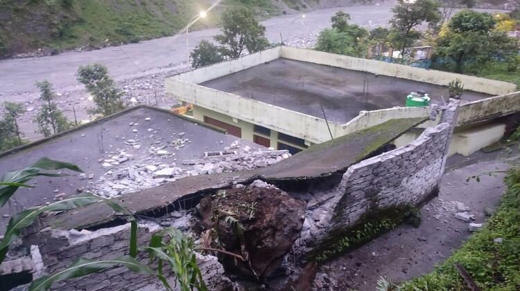 Uttarakhand Weather Pithoragarh huge boulder fell on house owner narrowly escaped JE trapped in swamp