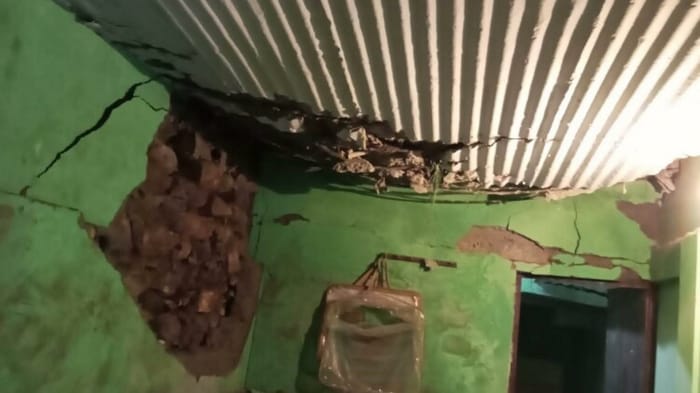 Uttarakhand Weather Pithoragarh huge boulder fell on house owner narrowly escaped JE trapped in swamp