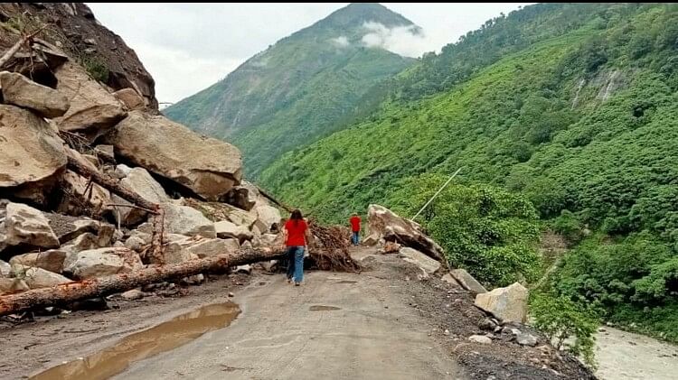 Uttarakhand Weather Pithoragarh huge boulder fell on house owner narrowly escaped JE trapped in swamp