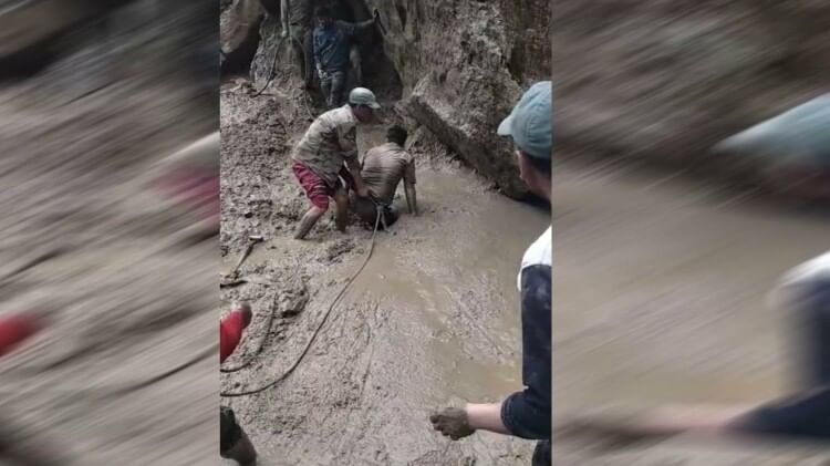 Uttarakhand Weather Pithoragarh huge boulder fell on house owner narrowly escaped JE trapped in swamp