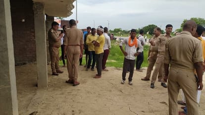 Azamgarh: नवनिर्मित मकान के बरामदे में मिला वाहन चालक का शव, परिजन बोले- दो दिन से था लापता Dead body of driver found in verandah of newly constructed house in azamgarh
