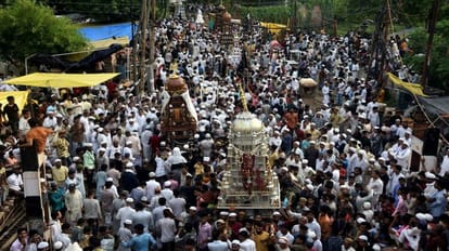 Varanasi: अपने घर के सामने ताजिया देख रहे युवक को मारपीट कर किया अधमरा, 11 के खिलाफ मुकदमा youth who was watching Tazia julus in front of his house was beaten to death in varanasi