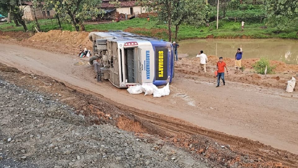 Bus going from Banaras to Korba overturned many passengers injured