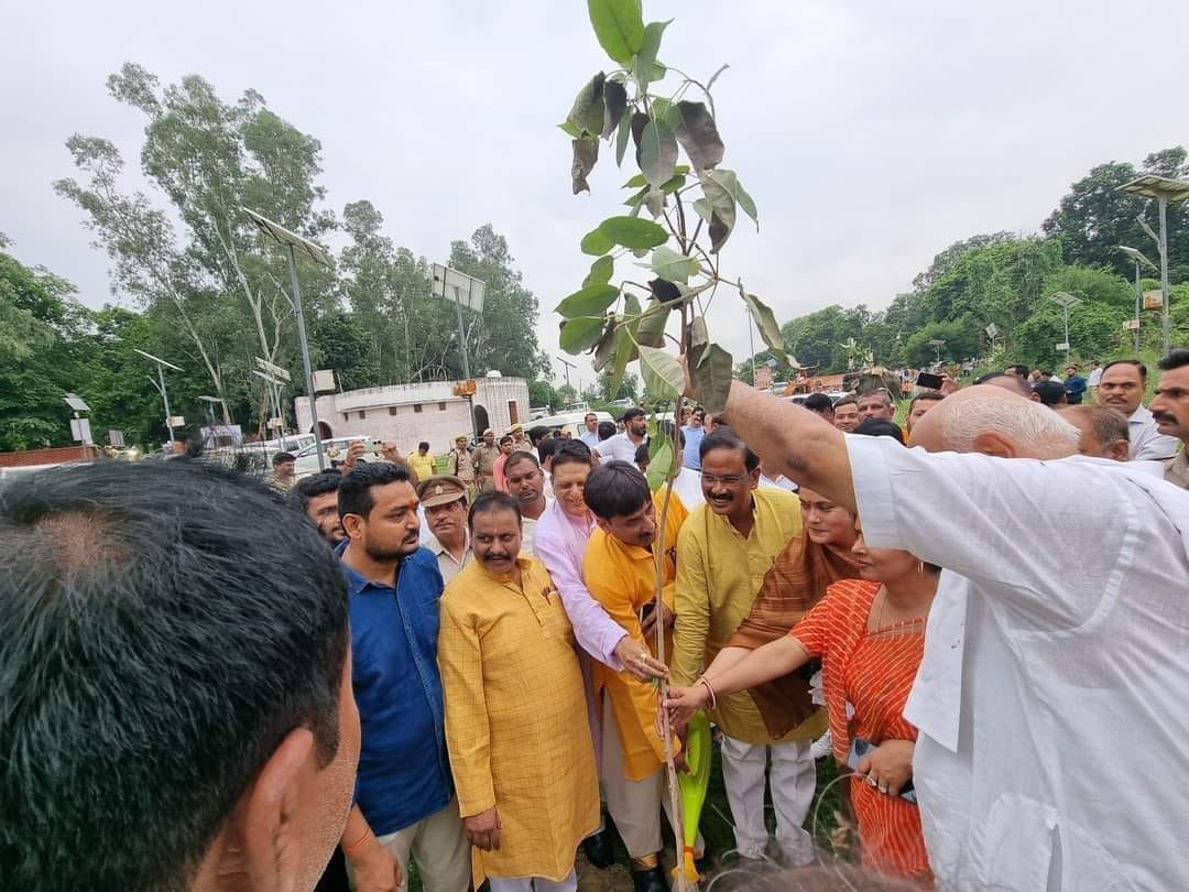 Agriculture Minister Surya Pratap Shahi planted saplings at Chandrama Rishi Ashram After worshiping the sun