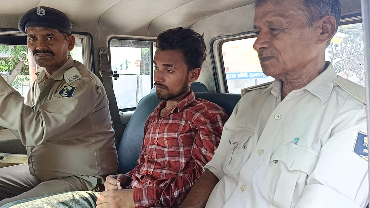 Bihar News: Crazy lover fired at his girlfriend's house to persuade her.