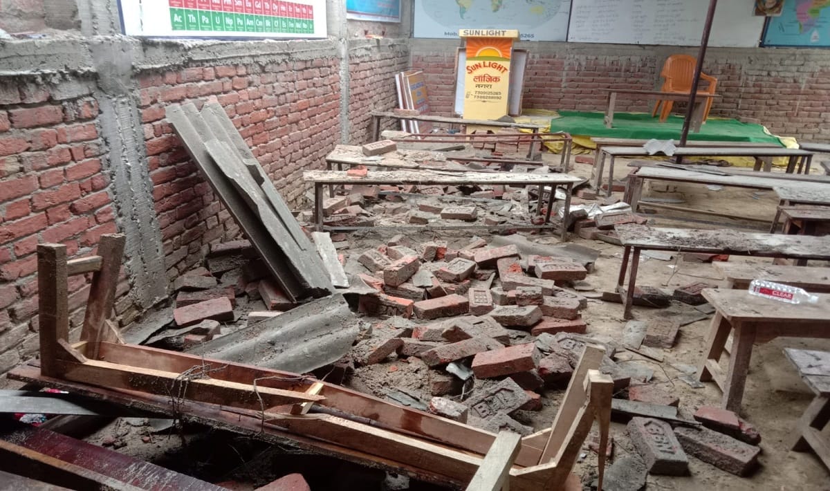 under construction Wall collapsed due to lightning in ballia 7 including five girl students injured