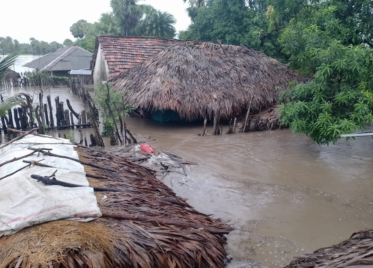 Flood in Dharmaram village woman died due to not reaching hospital in Bijapur