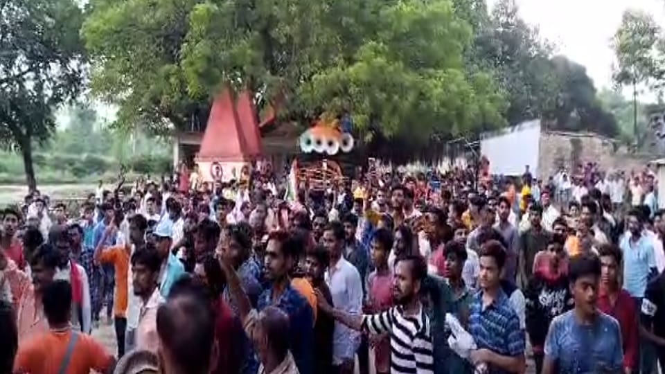 Tajiya Procession and Kanwariyas came face to face in Bareilly stones pelted from both sides