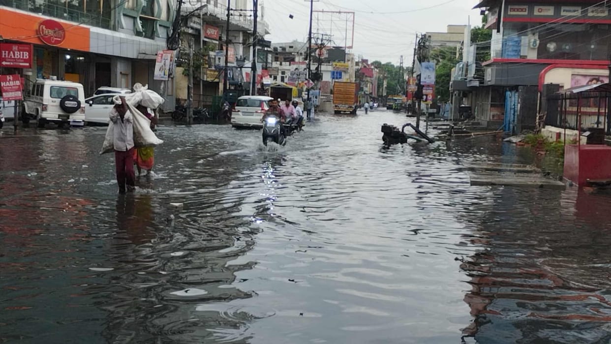rained intermittently in middle of night water logging in Gorakhpur