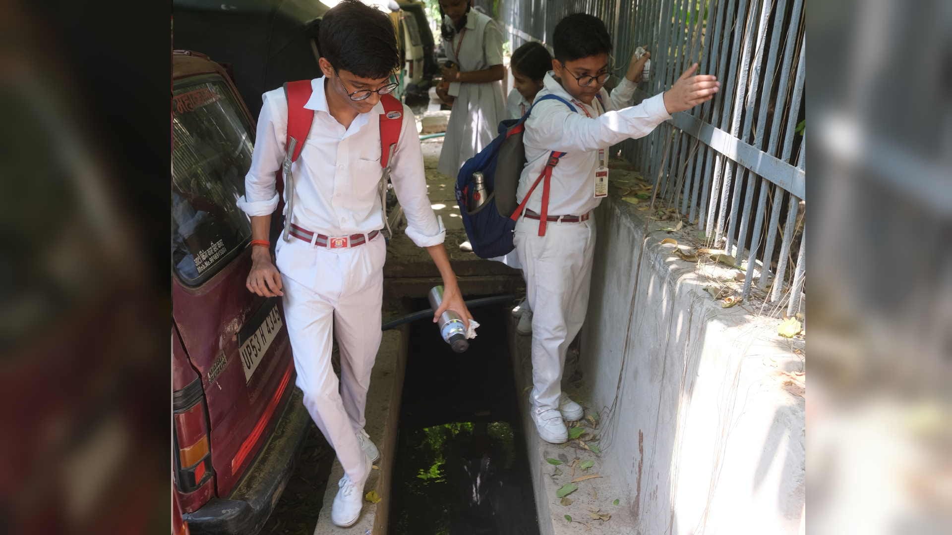 Childhood in danger Unknown auto drivers open drains and vehicles at risk every moment