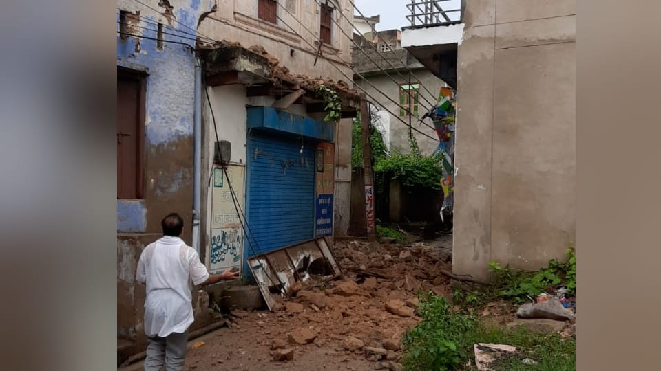 Rain in Narnaul, balcony of old haveli fell in Mohalla Chanduvada