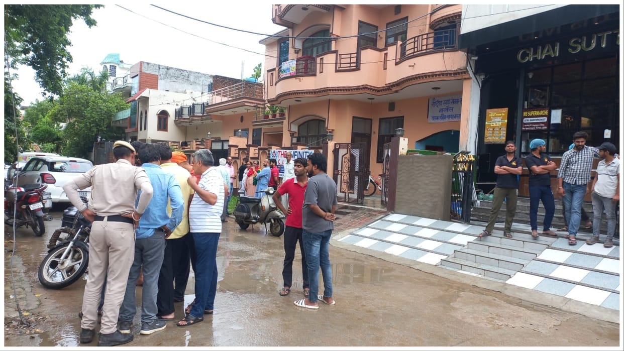 Narnaul: 8 lakh rupees looted from the salesman of Mega Mart at gunpoint, four masked men committed the crime