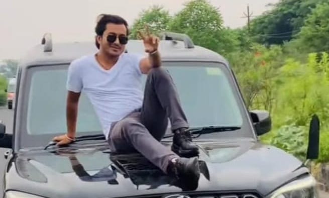 made reels sitting on the bonnet of the car in Etawah, then reached home with an invoice of 13 thousand