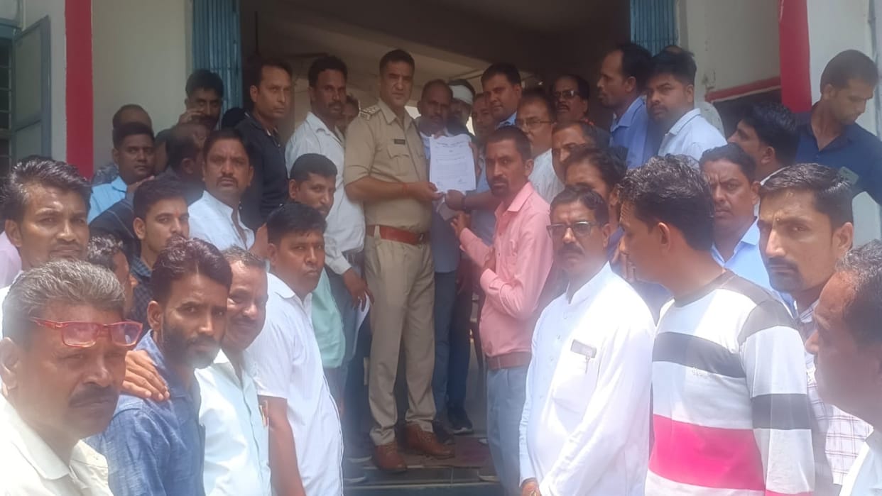 Ladli Behna Yojana woman refused to be photographed by lifting veil abused employment assistant Rajgarh