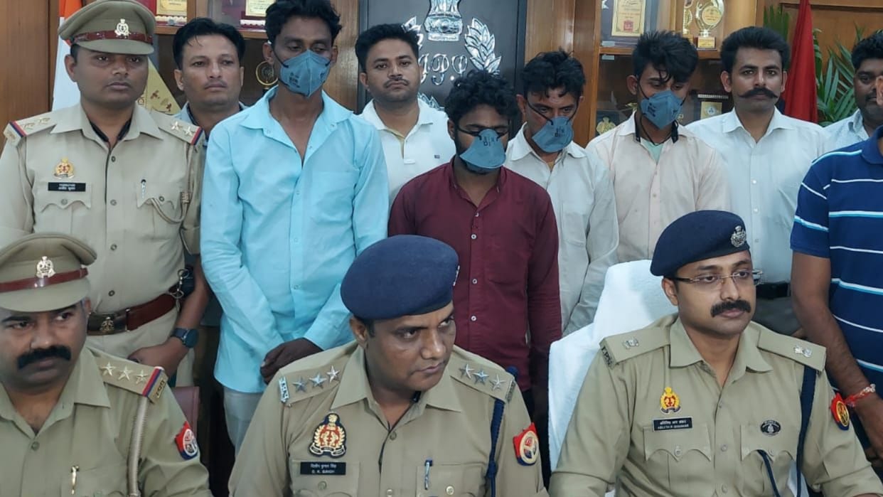 Police arrested a group who looted jwellery of women in Lucknow.