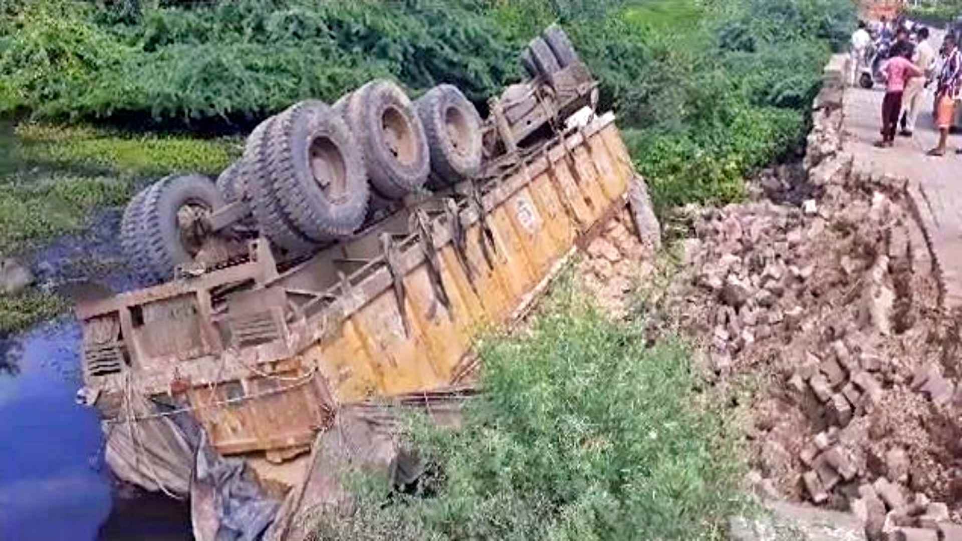 नाले में गिरा ट्रक।