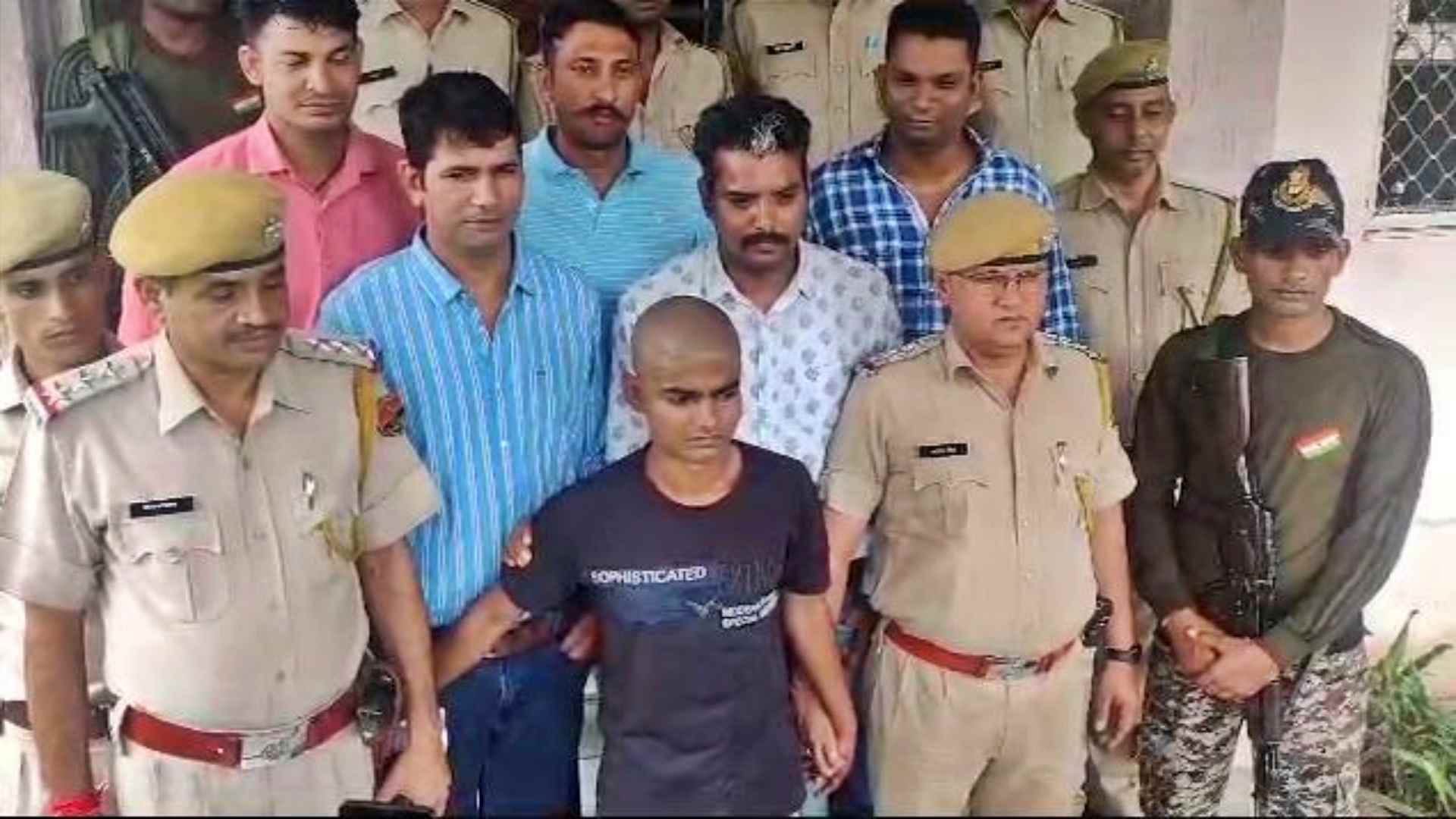 पुलिस की गिरफ्त में आरोपी