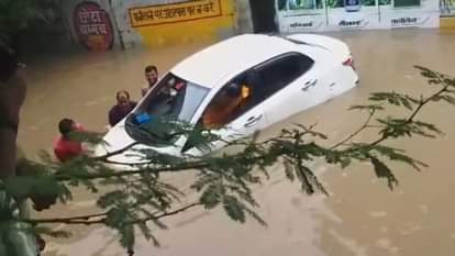कार को पानी में से बाहर निकालते हुए