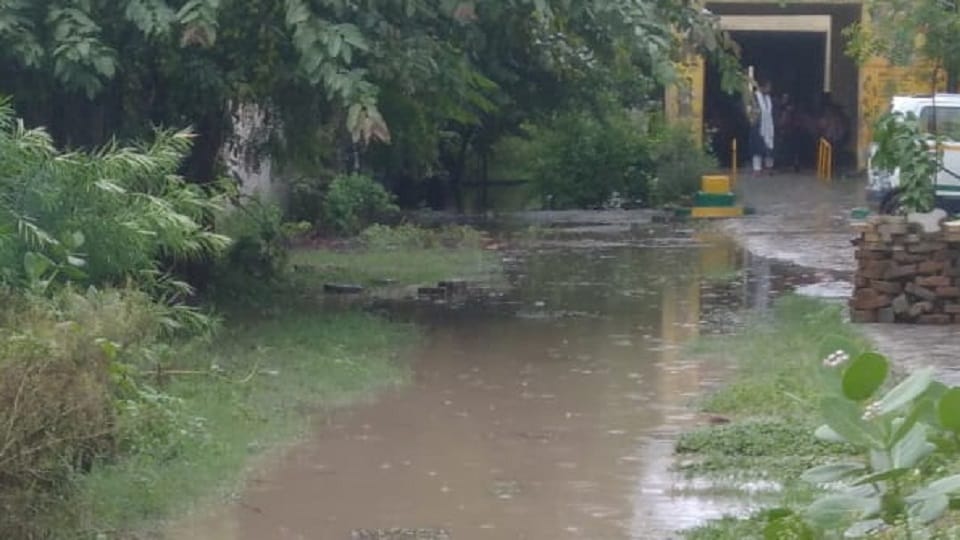 Parents are refusing to send their children to school due to mud on the way.