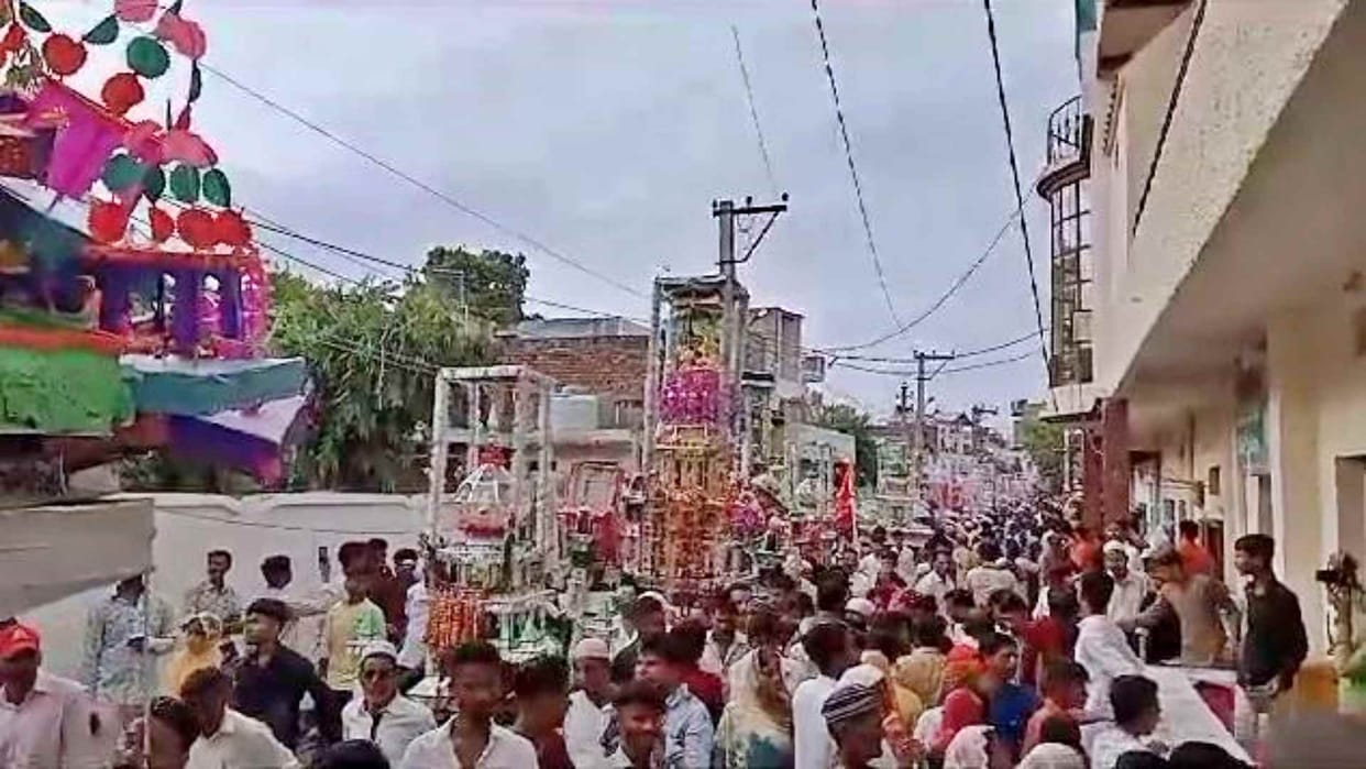 In Dholpur, on Muharram, 500 tajis came out with mournful tunes.