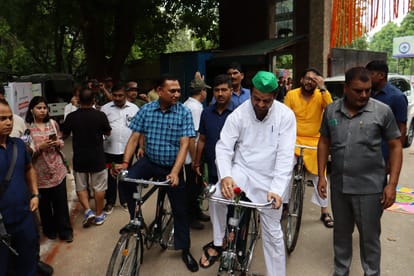 तेज प्रताप यादव साइकिल से पहुंचे।