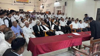 दीवानी कचहरी में बैठक करते अधिवक्ता।