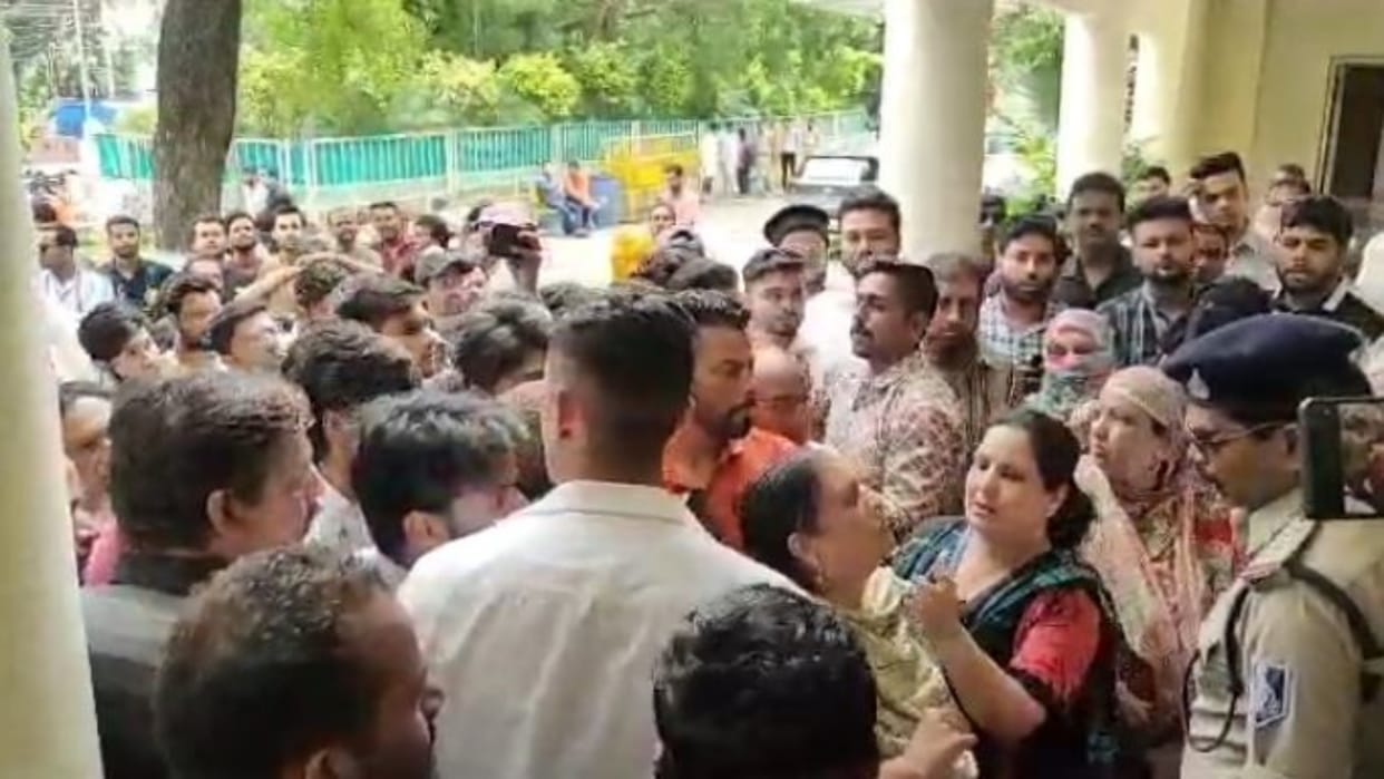 Ujjain News Threatened by young man for assaulting female doctor says take out and show Mahakal Sawari