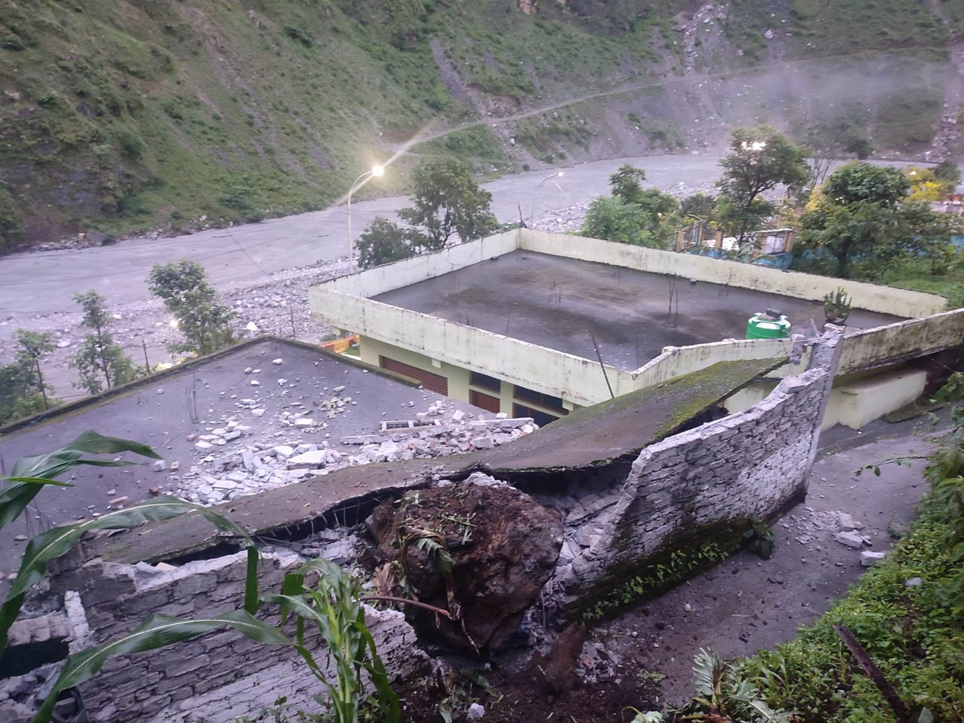 Uttarakhand Weather Pithoragarh huge boulder fell on house owner narrowly escaped JE trapped in swamp