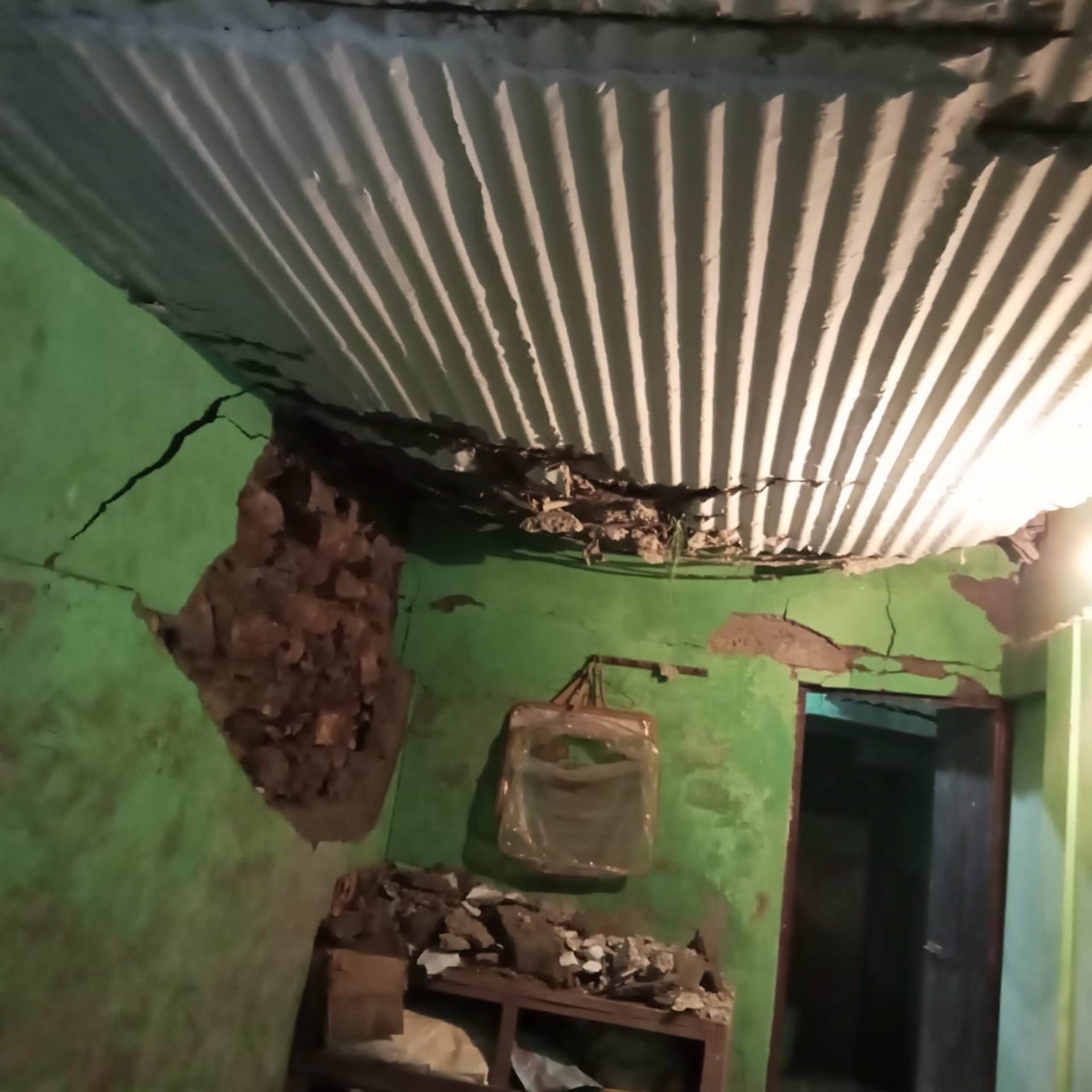 Uttarakhand Weather Pithoragarh huge boulder fell on house owner narrowly escaped JE trapped in swamp