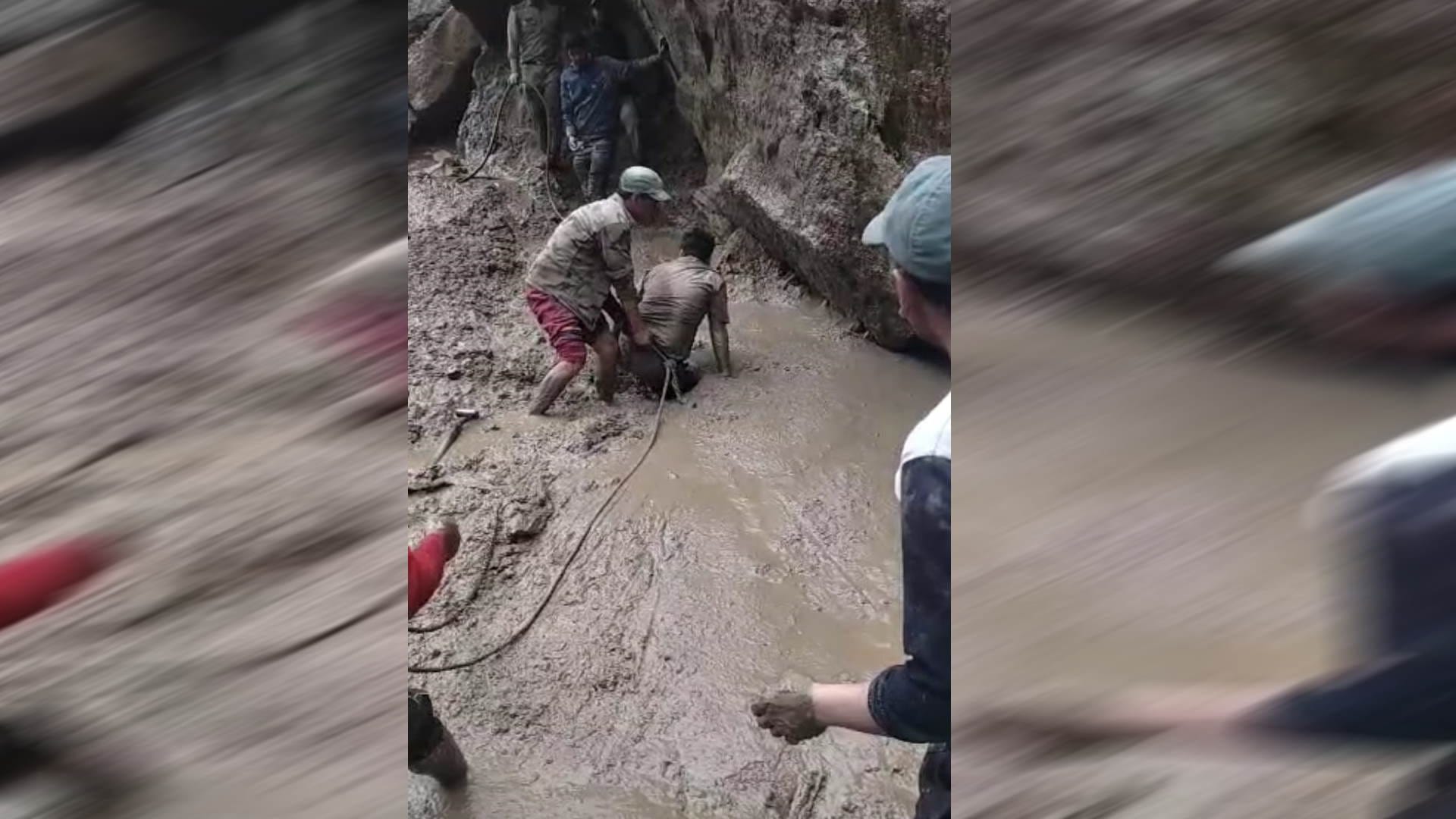 Uttarakhand Weather Pithoragarh huge boulder fell on house owner narrowly escaped JE trapped in swamp