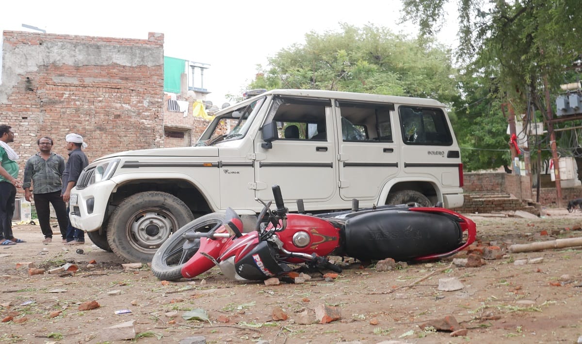 Shia Sunni clash in Varanasi during tazia julus more than 50 injured in stone pelting