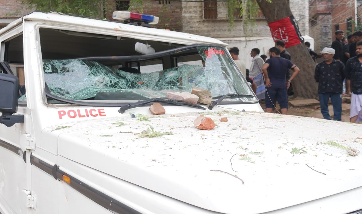 Shia Sunni clash in Varanasi during tazia julus more than 50 injured in stone pelting