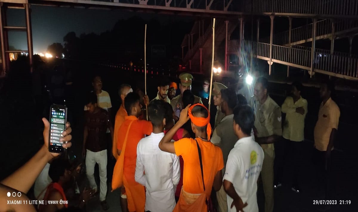 Kanwariya injured due to hit by ambulance on varanasi prayagraj  highway