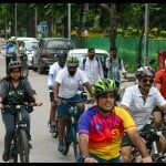 साइक्लोथॉन में भाग लेते डॉक्टर।