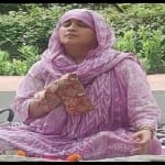 कैंची मंदिर में बाबा नीब करौरी महाराज का ध्यान करती भाजपा नेत्री अपर्णा यादव।
