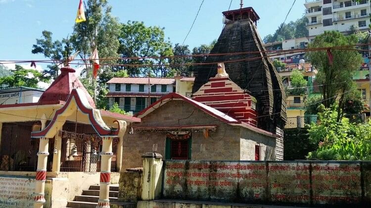 Badrinath Highway: खतरे में 900 साल पुराना प्राचीन मंदिर…हो रहा भू-धंसाव, परिसर में पानी रिसने से बने गड्ढे