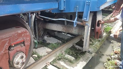 Varanasi: कैंट स्टेशन पर सीमेंट से लदी मालगाड़ी के सात वैगन बेपटरी, ट्रेनों का परिचालन प्रभावित Seven wagons of goods train loaded with cement derailed at Varanasi Cantt station,