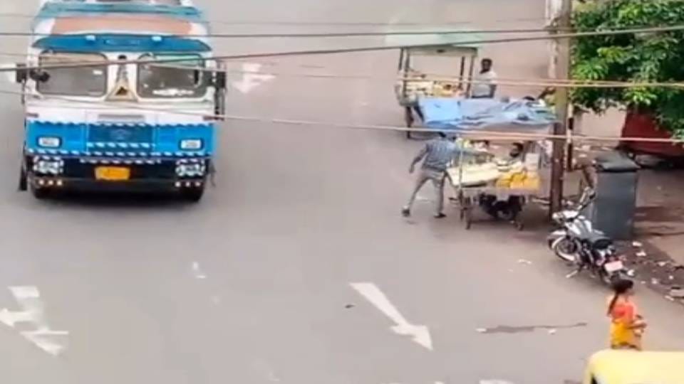video surfaced of constable taking money on Ring Road in Agra cp has him spot line