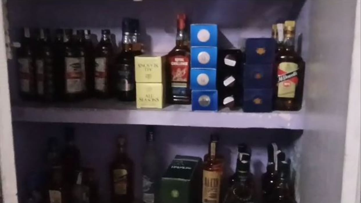 CM flying squad along with CID raided in Rohtak, caught illegal shop of Liquor
