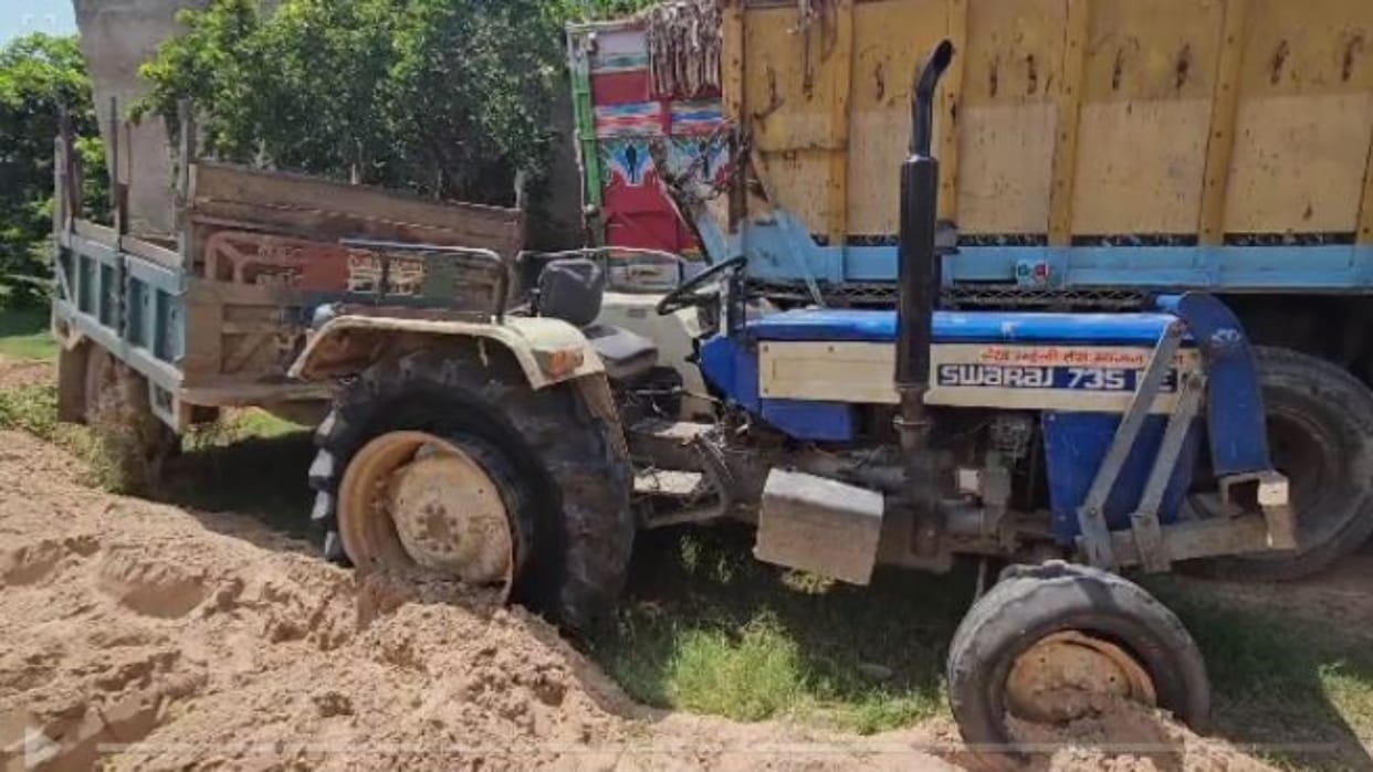 Bharatpur News Gravel mafia fired on police punctured tractor tire by laying thorns
