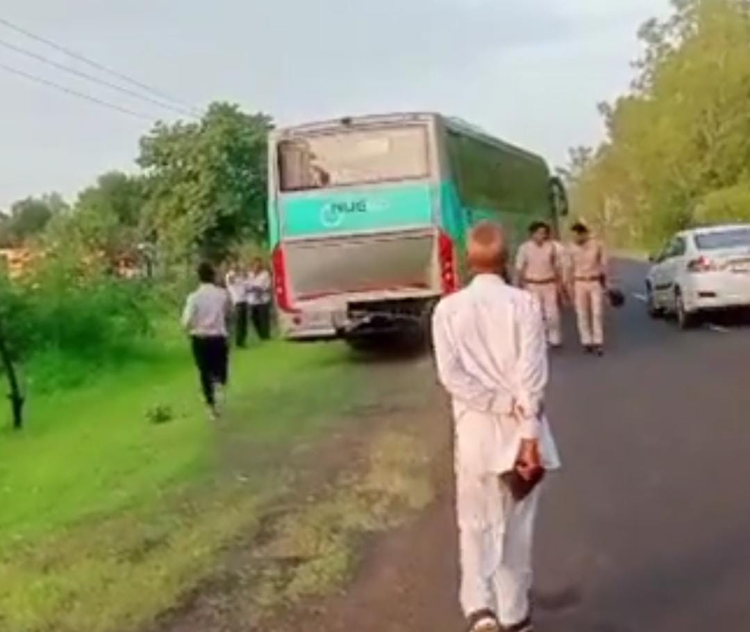 Chartered bus and toofan vehicle collided on Indore-Bhopal highway, eight seriously injured referred to Bhopal